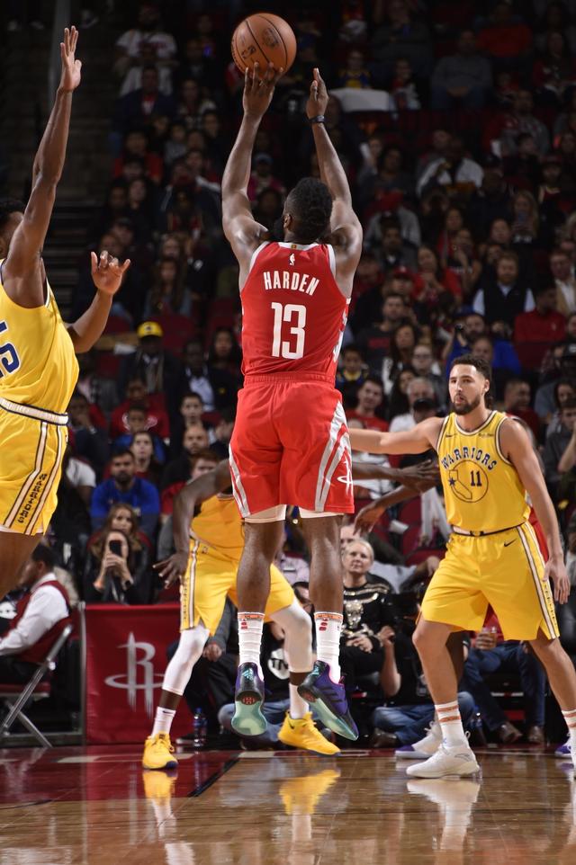 马德兴：中国足球受冷遇因成绩没突破，地方超火爆是大众怒其不争（马德兴：战绩无突破致国足遭冷落，地方火热折射大众怒其不争）