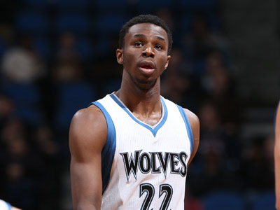 陷入窘境！曾凡博赛后独自离场，一分钟没上被裁也要跟队回美国（曾凡博赛后默然离场：全场未登场，被裁仍随队返美）