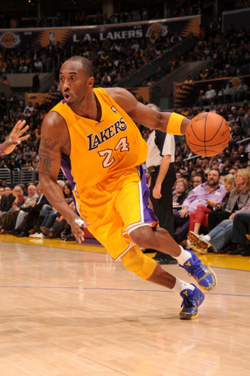 巴萨赛前发小白当年绝杀照，切尔西赛后用埃斯特旺破门照回应（巴萨赛前晒小白绝杀旧照，切尔西赛后以埃斯特旺进球照回敬）